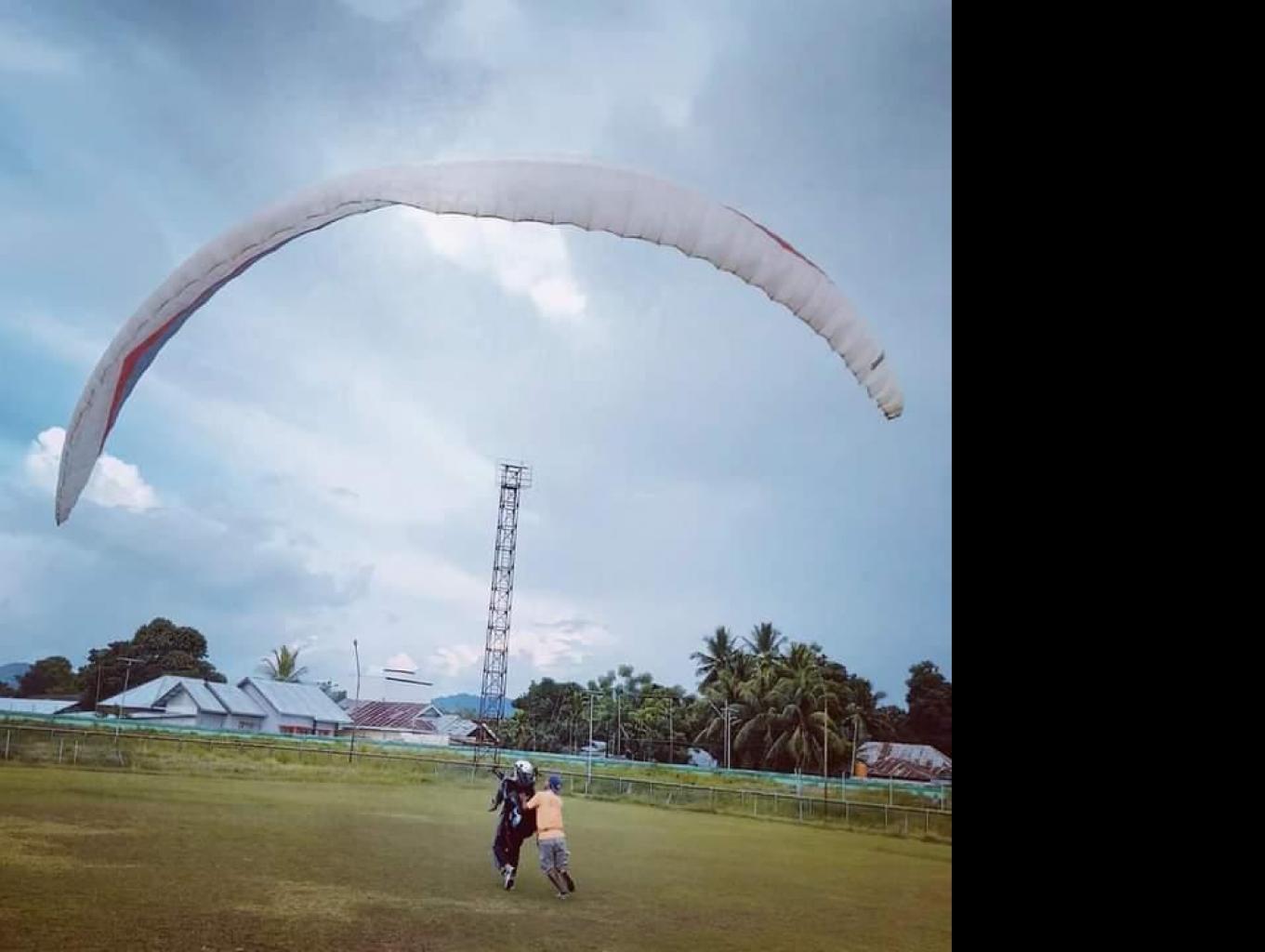 Latihan Penerbangan Paralayang