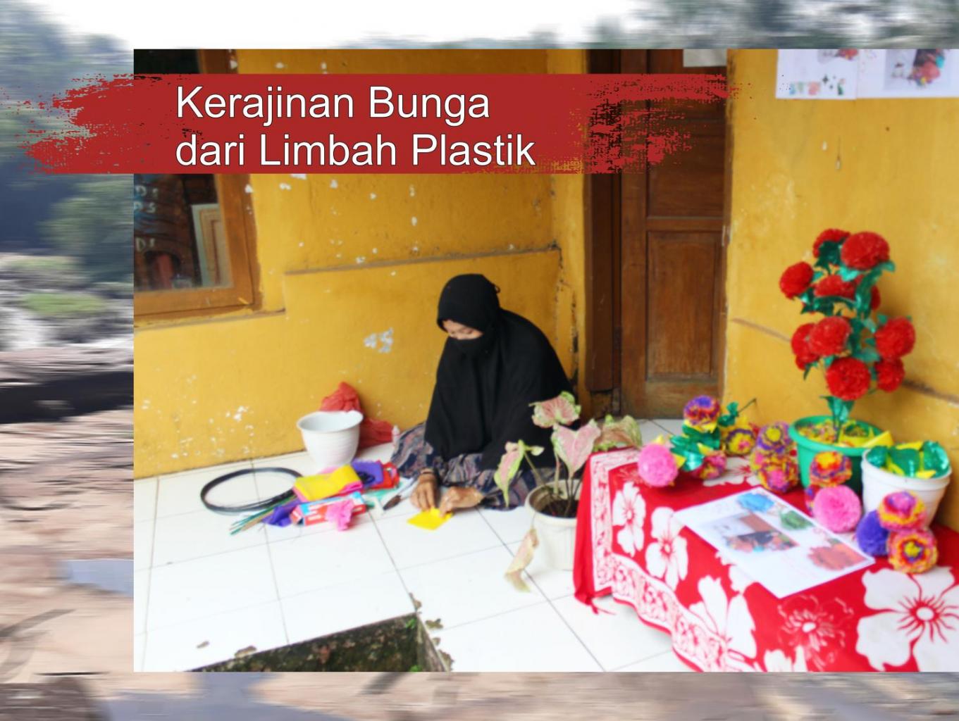 Kerajinan Bunga Dari Limbah Plastik