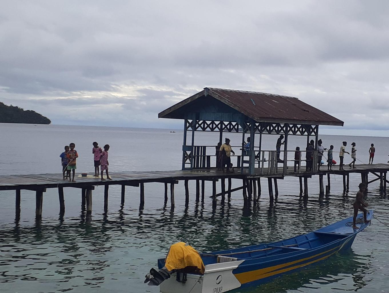 Anak-Anak Mancing di Jetty Kampung Saporkren