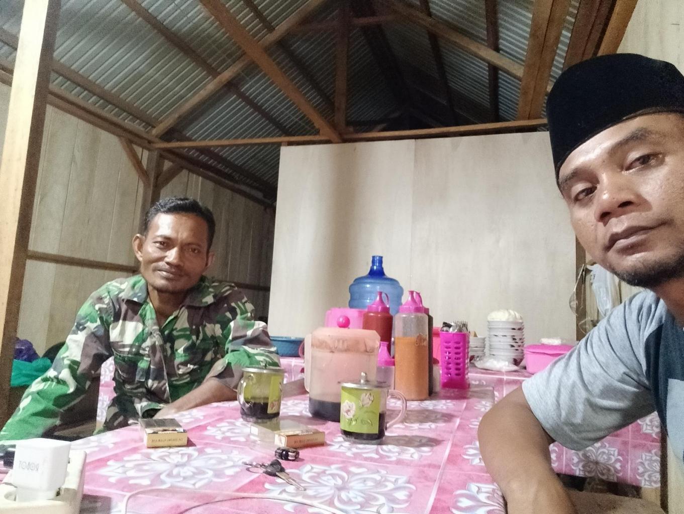 Menikmati kopi Kawalo