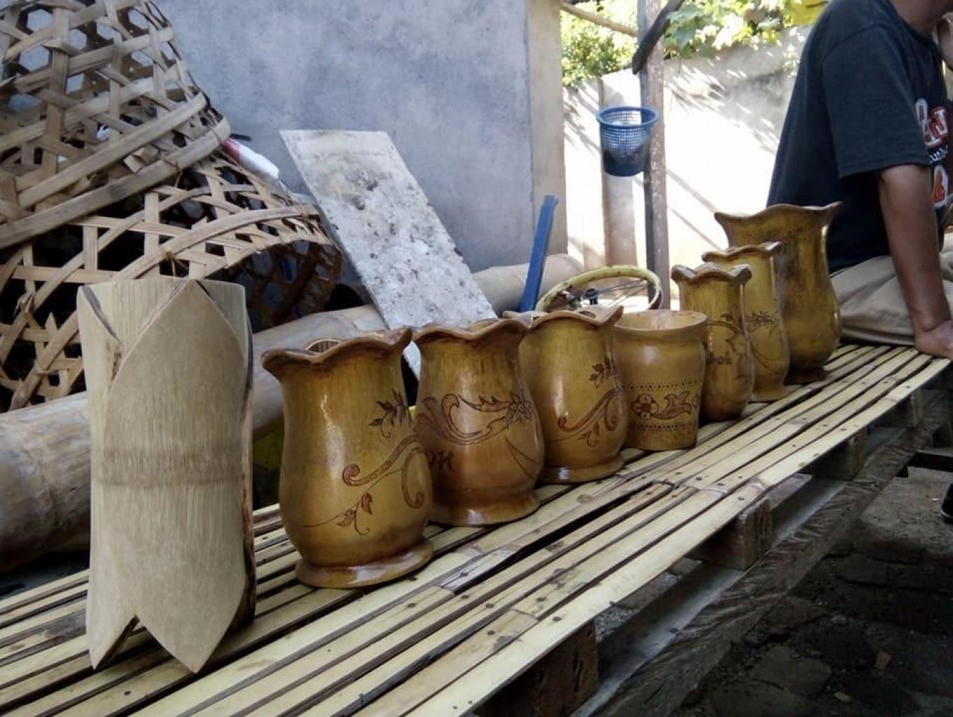 Kerajinan Ukir Bambu 