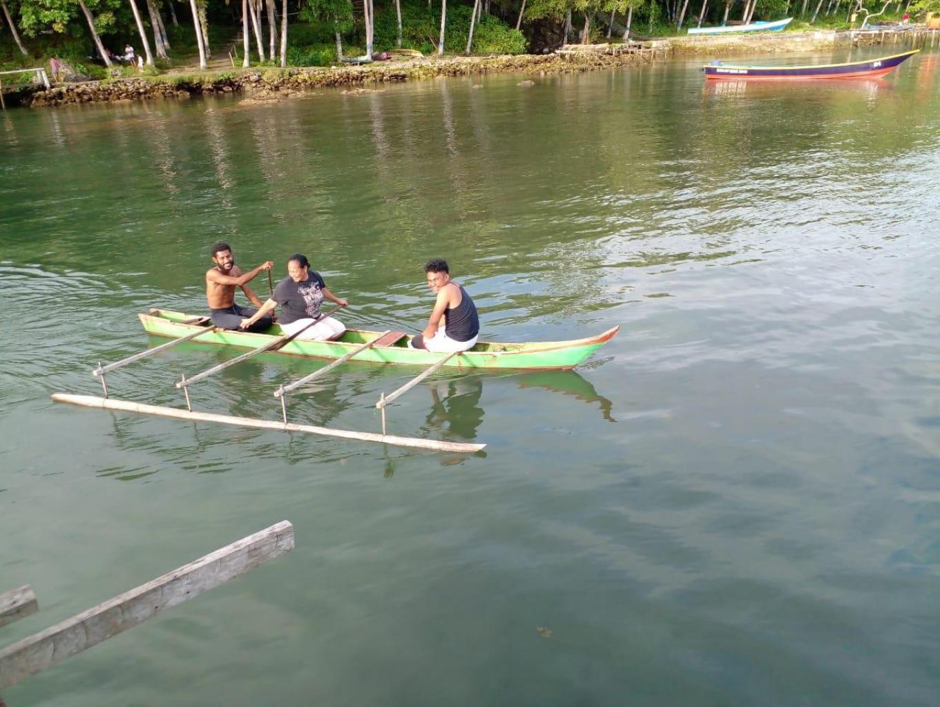 Ojek laut menggunakan perahu dayung