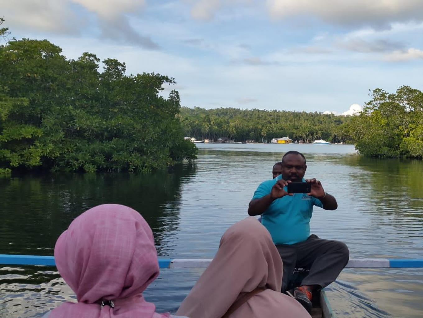 Ojek laut mengunakan perahu viber
