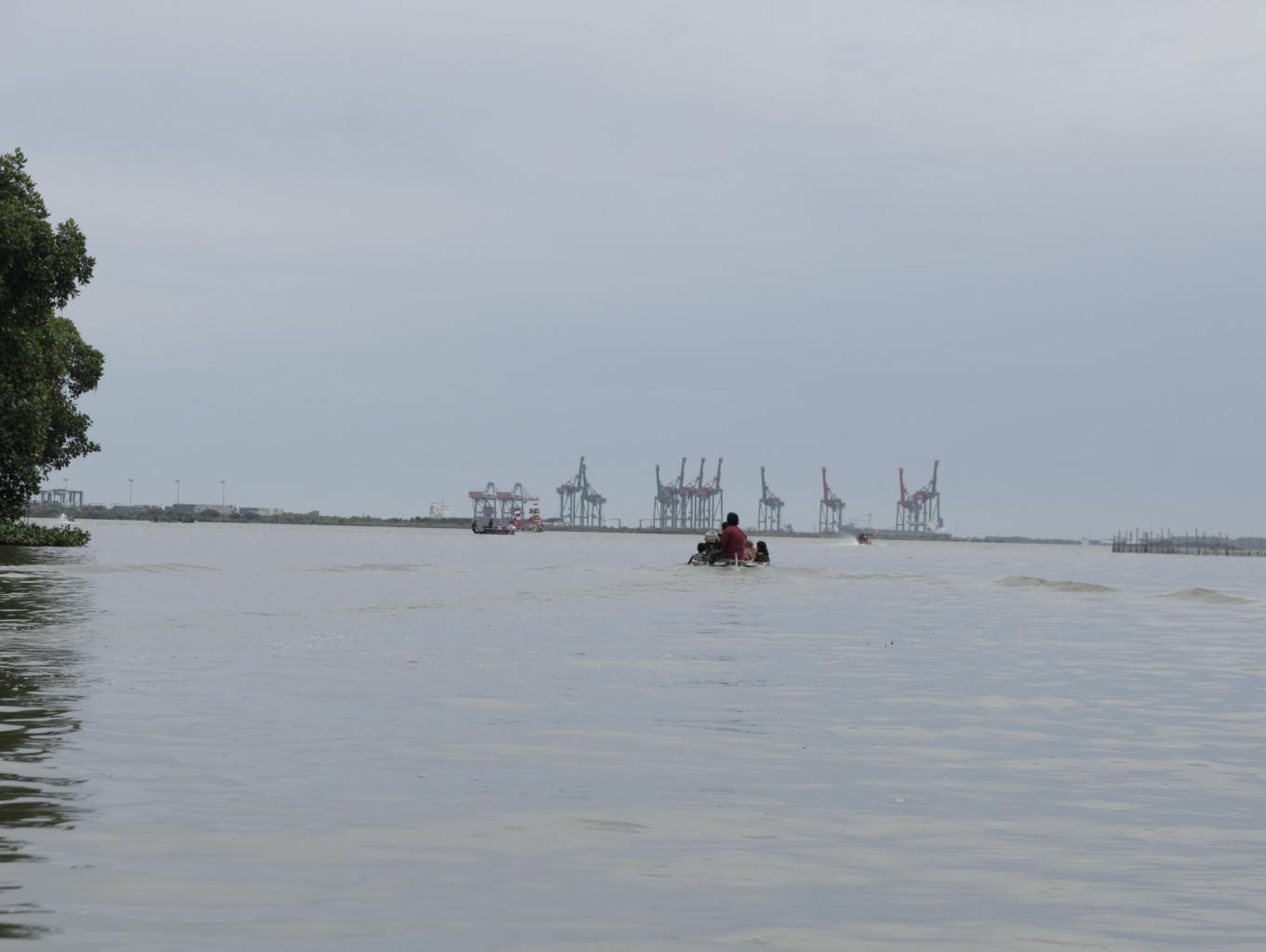 Pemandangan Teluk Lamong
