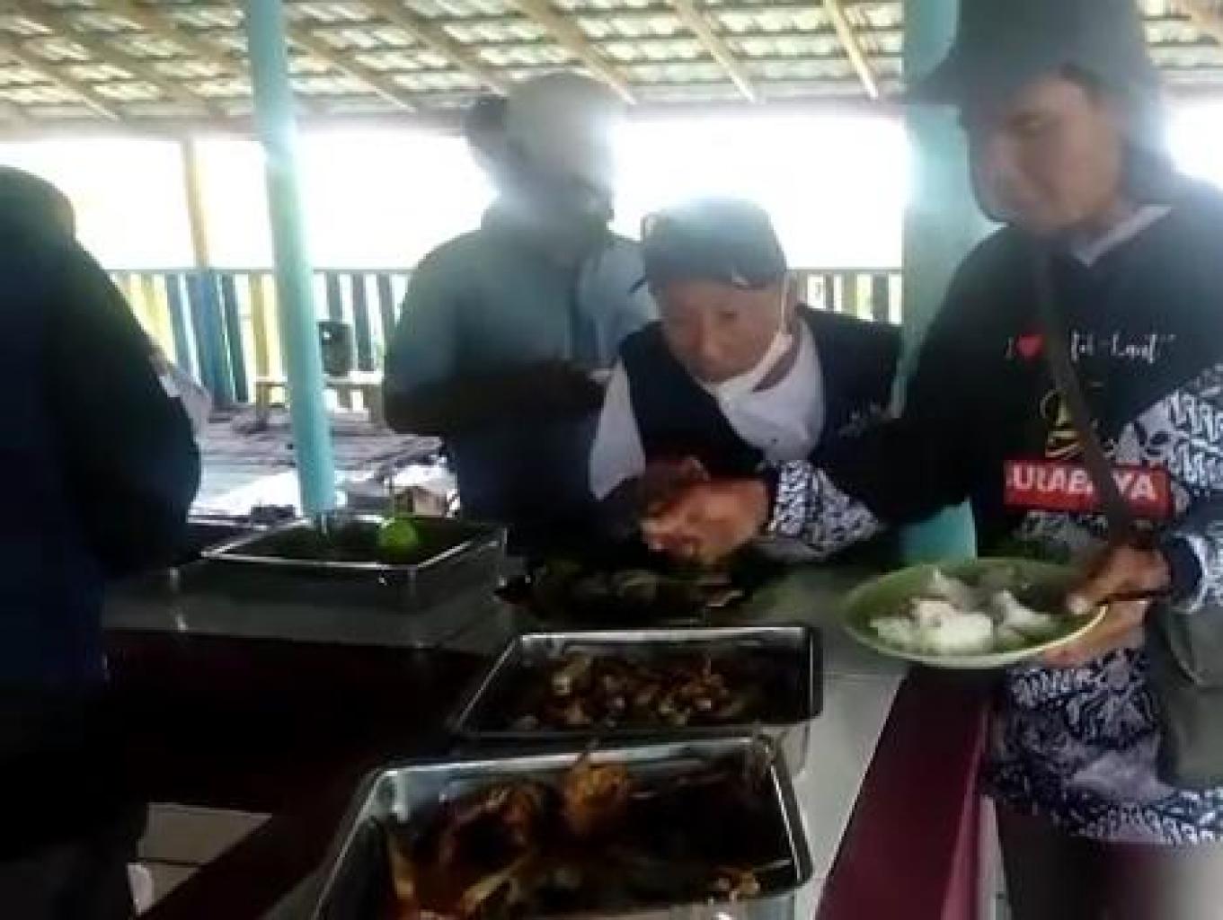 Kuliner di Gazebo tengah laut