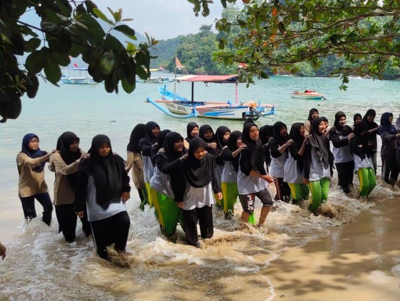 out bond Pantai Mutiara/Aktivitas yang dilakukan pengunjung