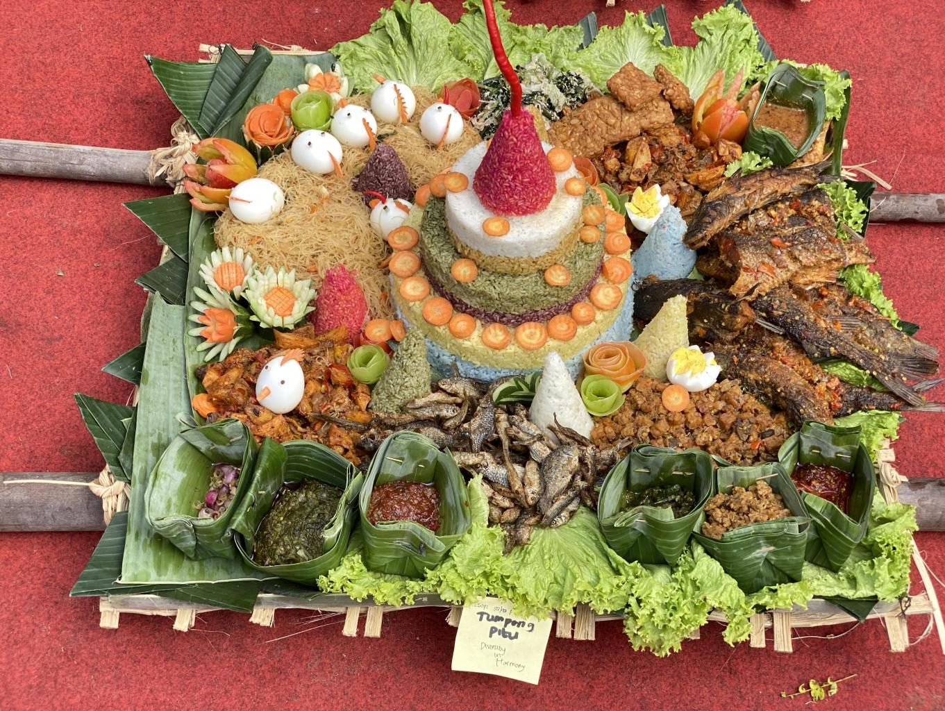 Tumpeng Keberagaman Pitu Desa Sambeng