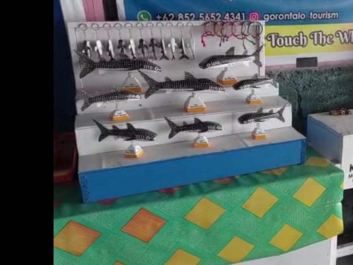 souvenir Hiu Paus Botubarani Gorontalo