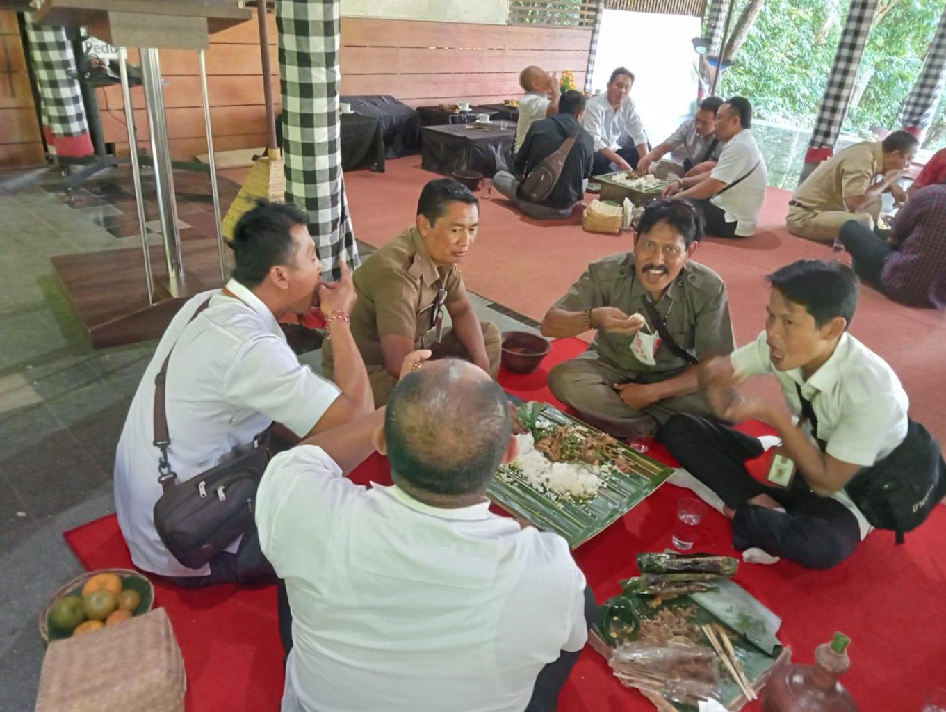 Wisata Kuliner khas Karangasem Megibung 