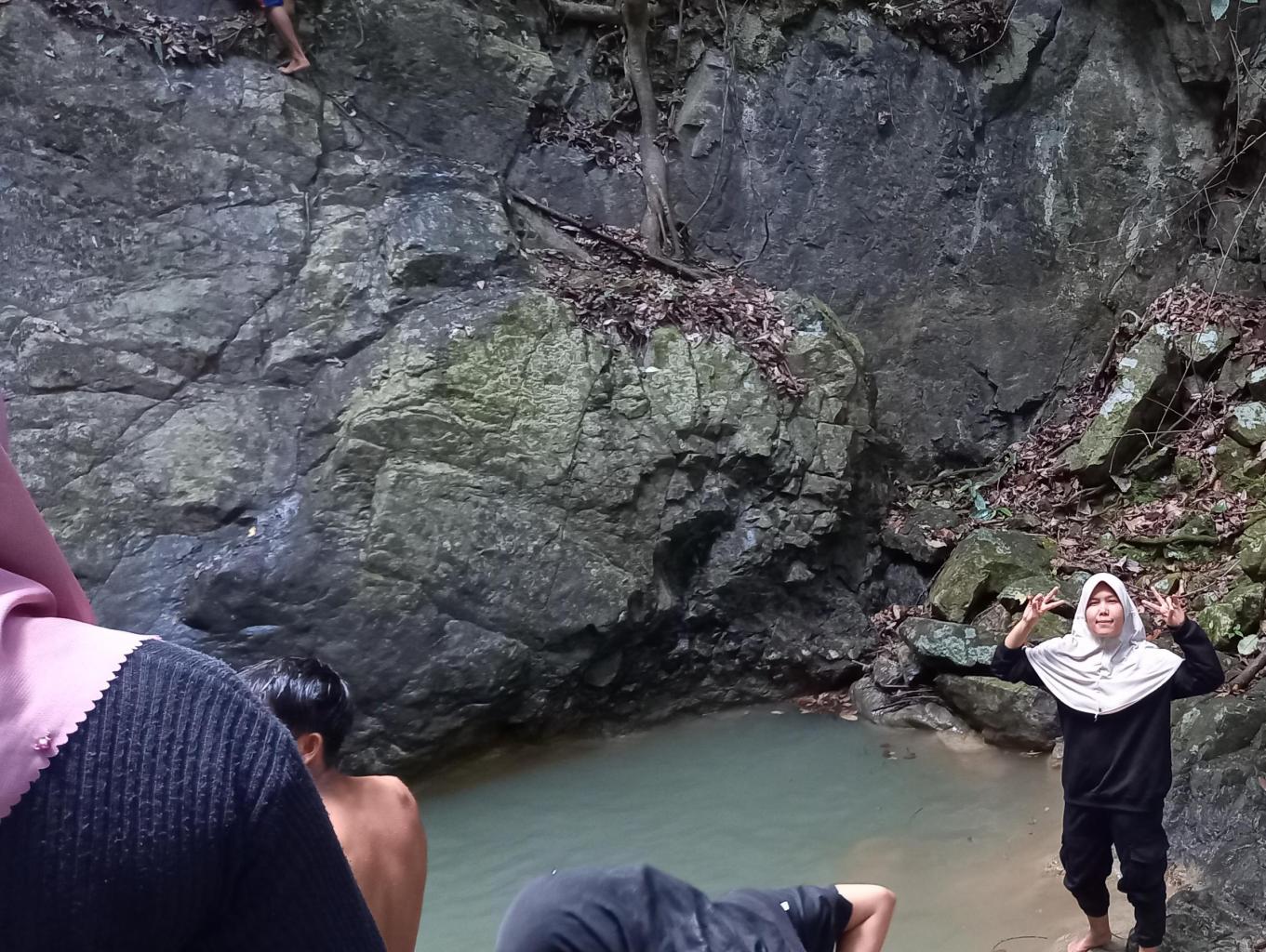 Trekking ke Area Air terjung Timbulun 