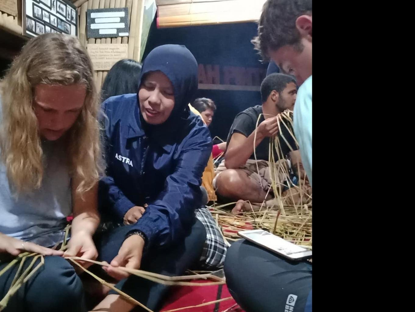 Menganyam Mansiang 