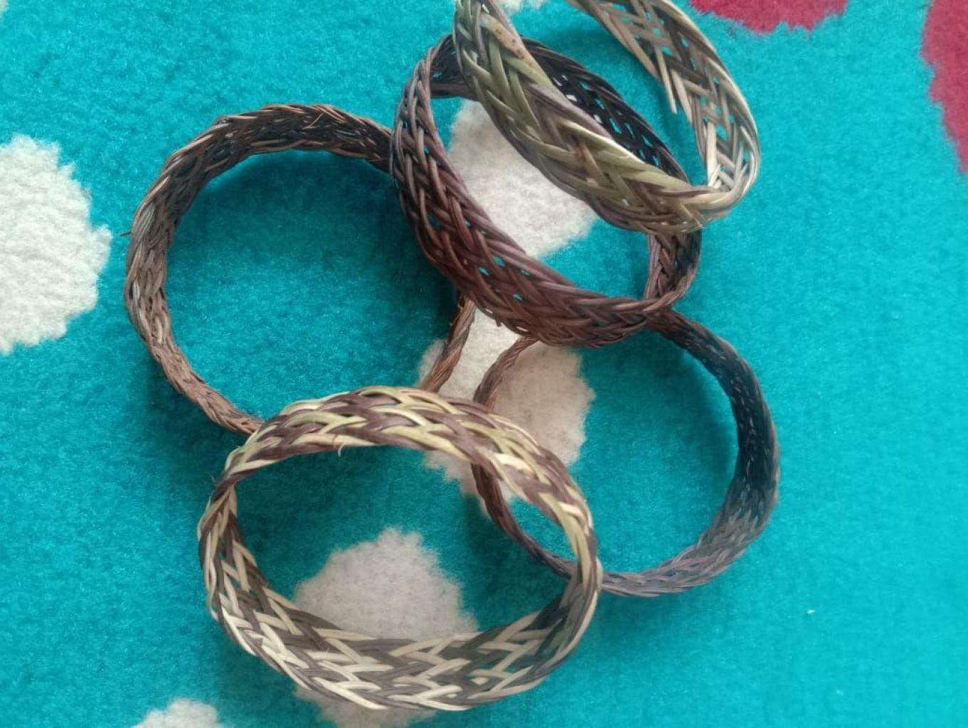 Cincin dan Gelang dari Anyaman Paruik Rasan