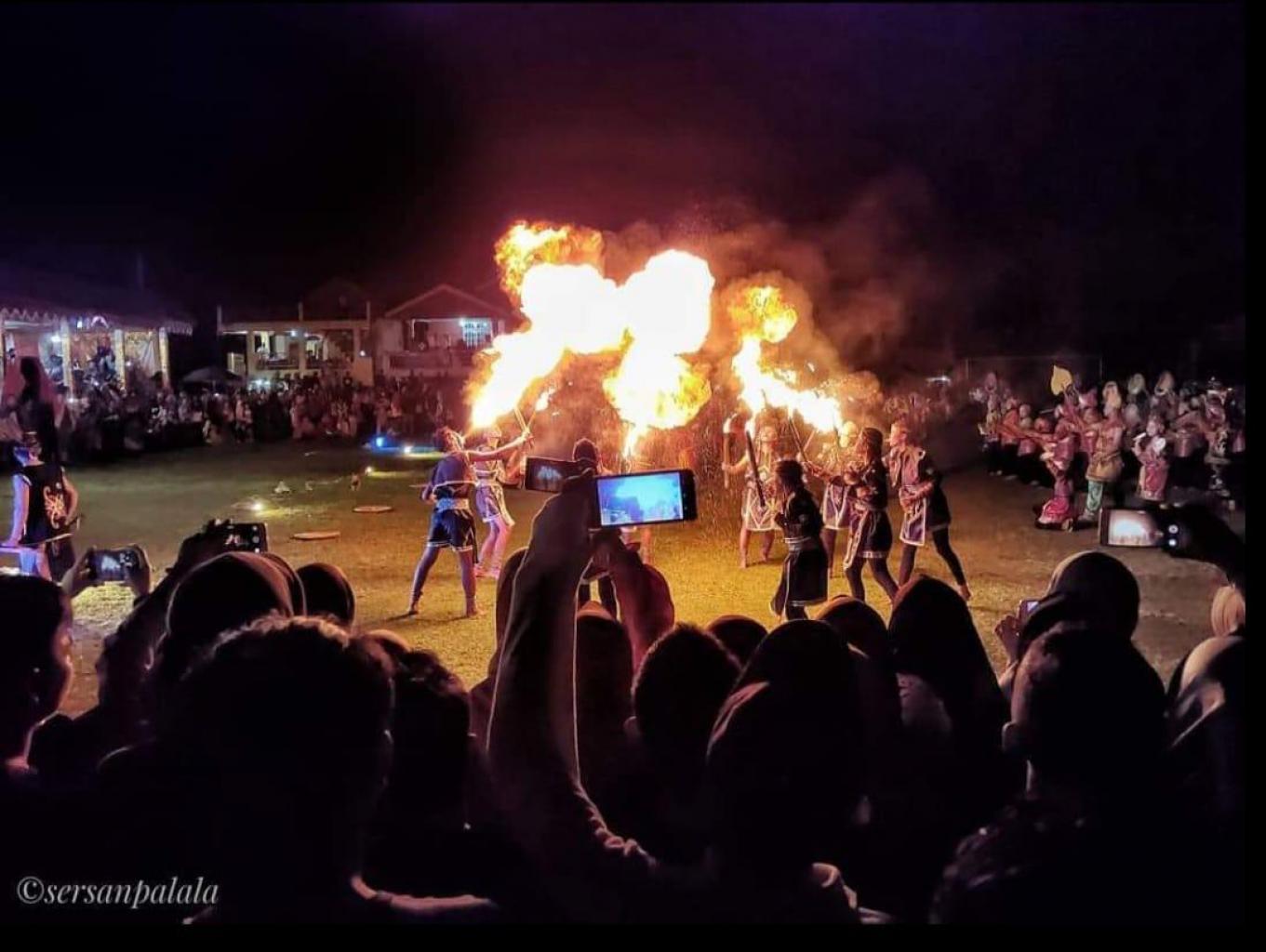 Tarian Sanggar Puti Anggo Ati dalam pentas Seni Pulang Basamo di lapangan Koto tuo, tempat event besar Desa wisata di gelar 