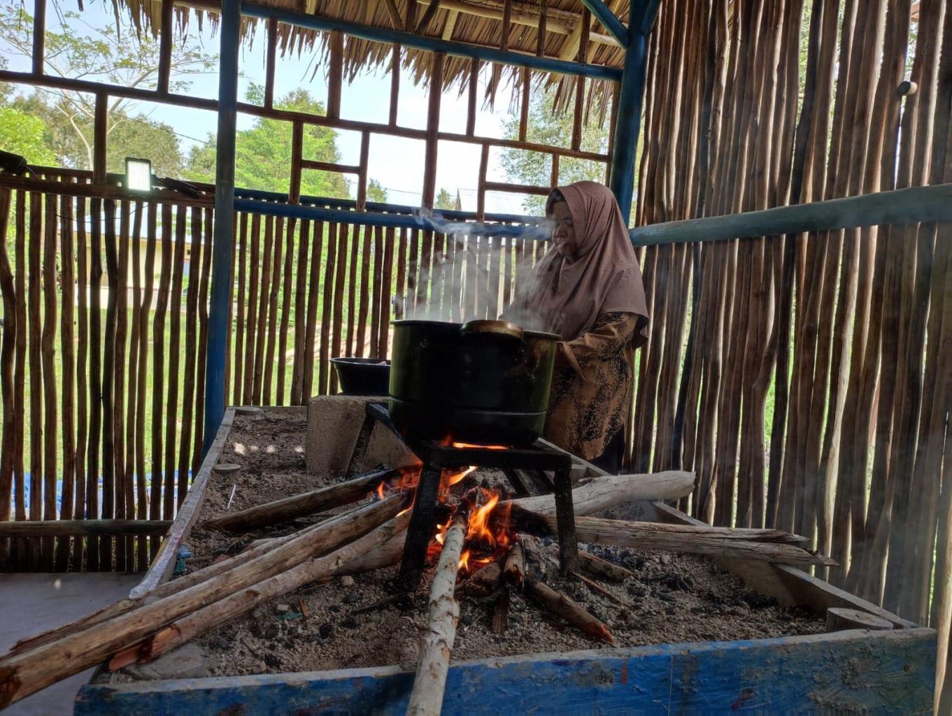 Wisata edukasi masak menu tradisional dengan kayu bakar