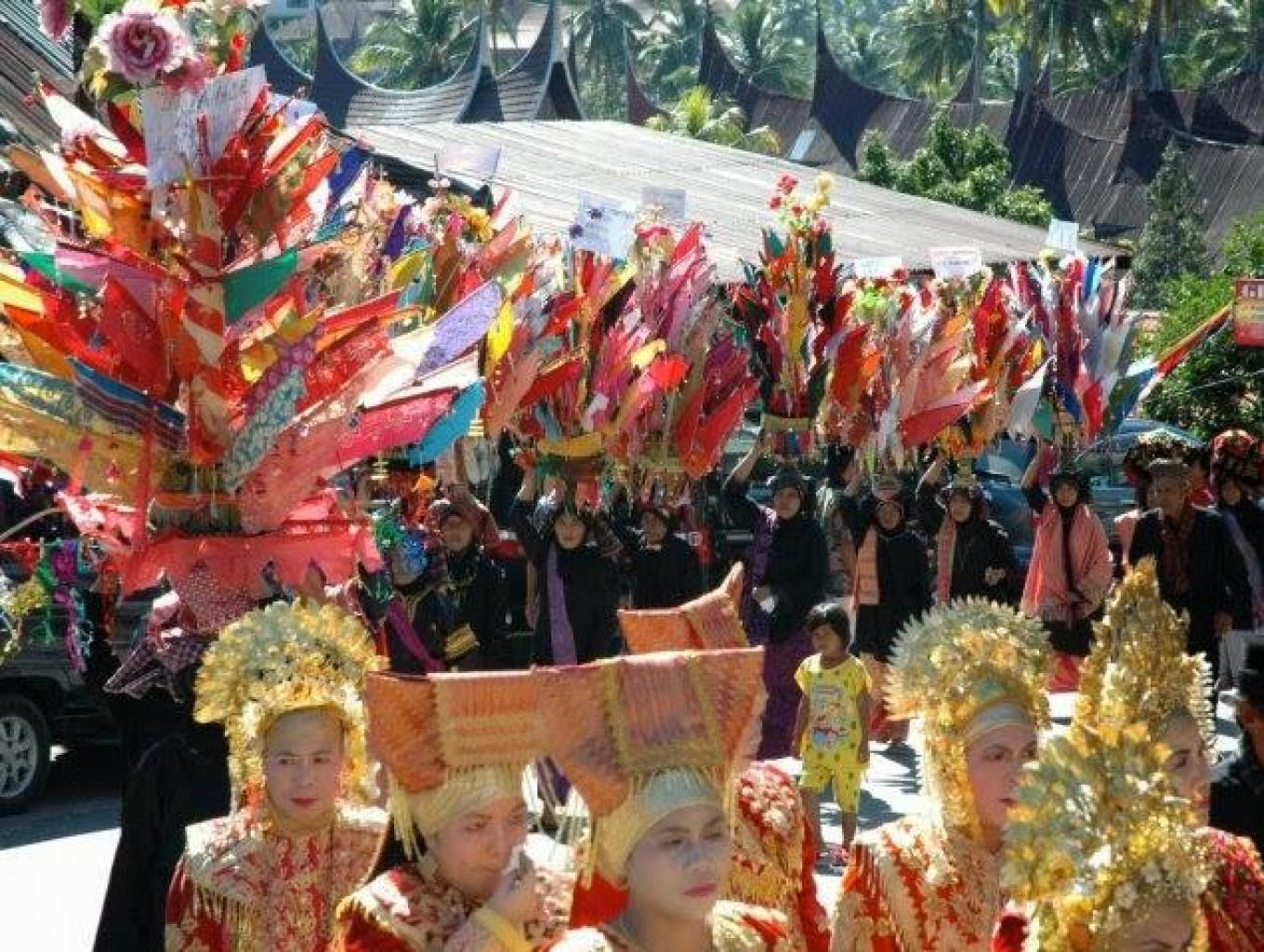 Arak-arakkan Batagak Panghulu dari rumah gadang ke balailungsari Di desa wisata Sulit Air 