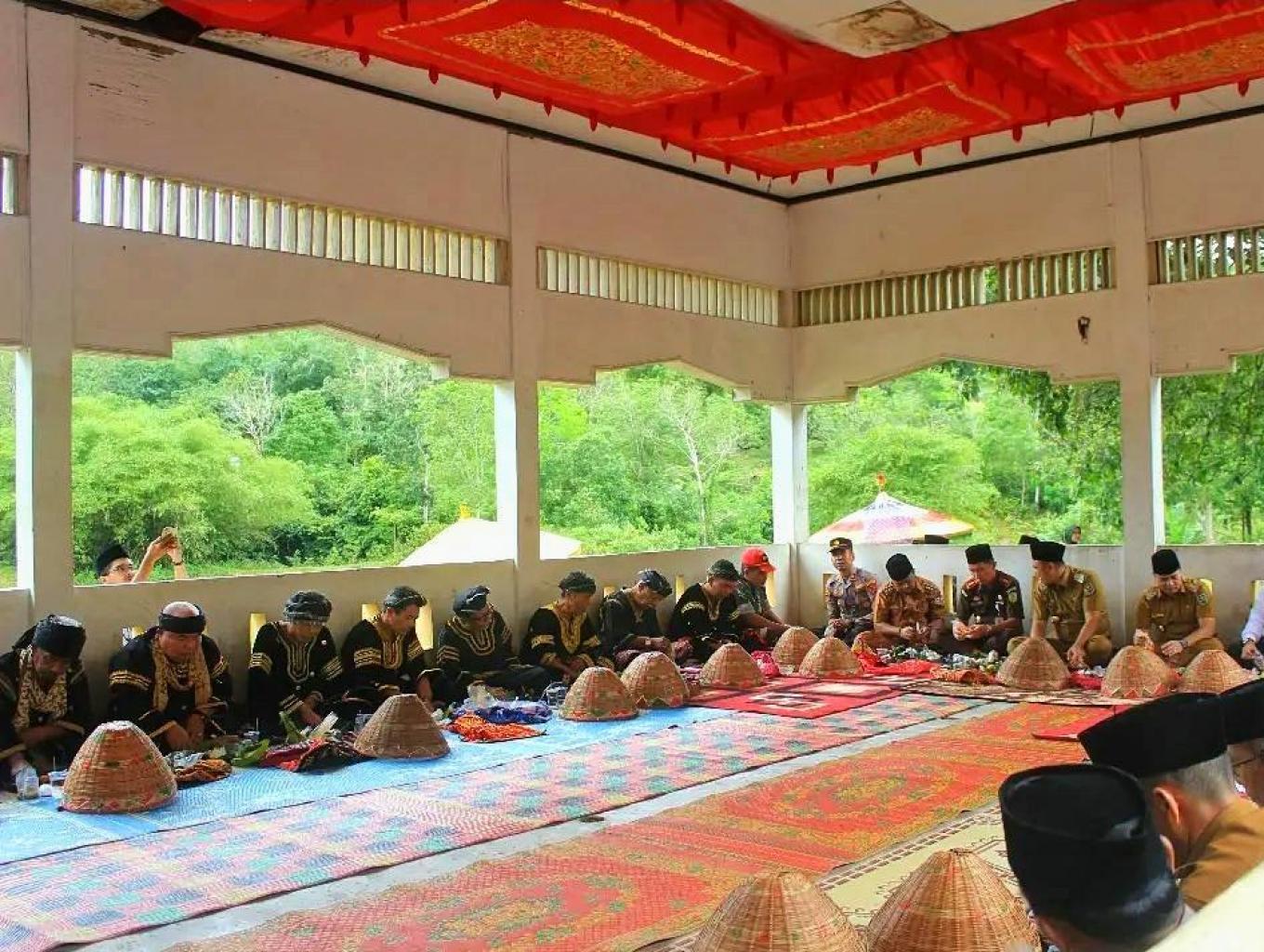 Makan Bajamba dalam Tradisi Bakaua Adat di Los tabek Nagari Sijunjung