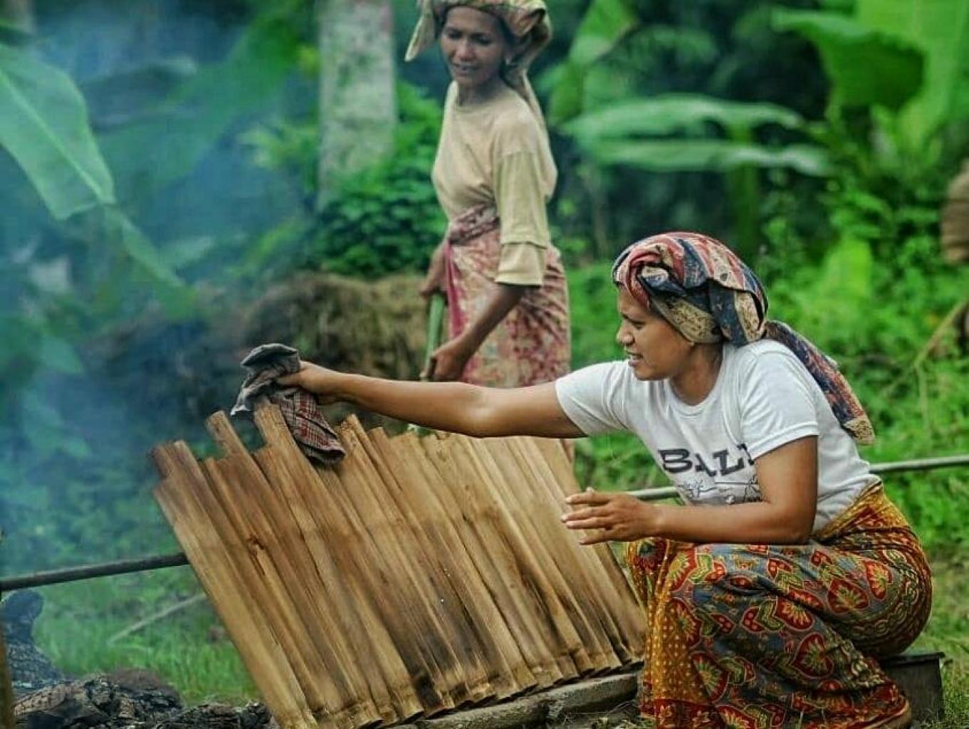 Malomang, untuk menyambut Acara Bakaua Adat Nagari Sijunjung