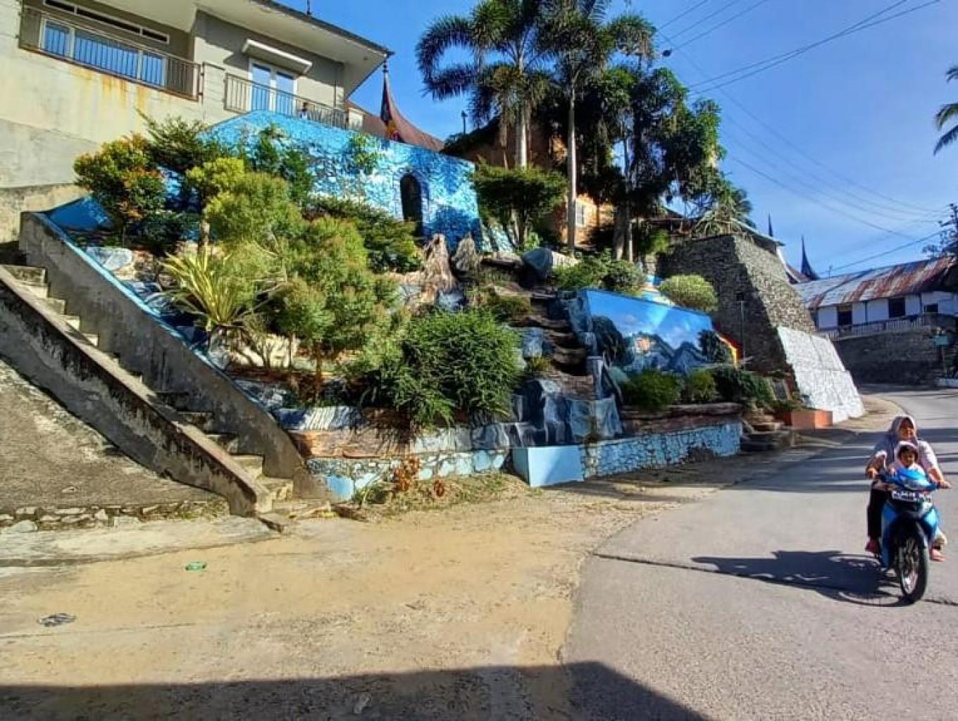 Miniatur Gunung Merah Putih persinggahan pengunjung untuk berswafoto 