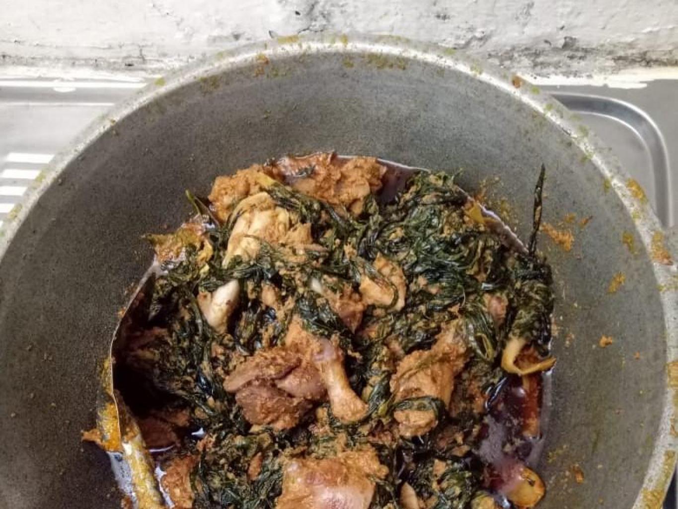 Rendang ayam pucuk ubi atau gulai ayam pucuk ubi 