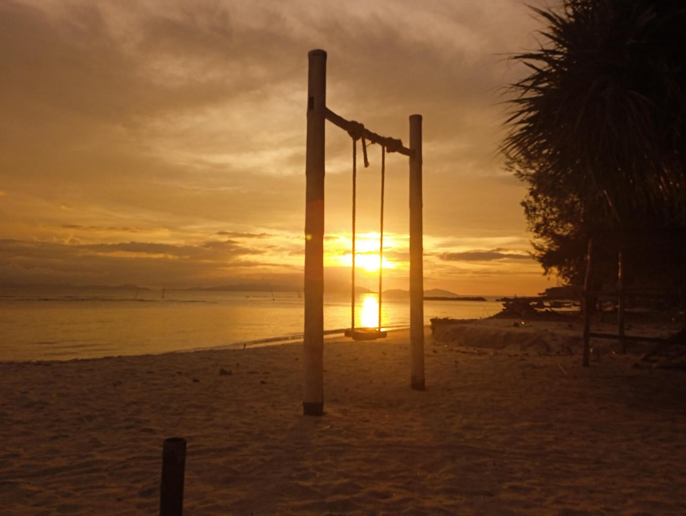 Ayunan pantai pasir putih