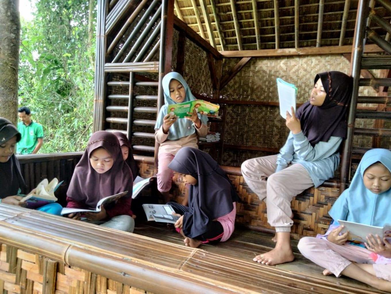 Sekolah alam berbasis literasi dan edukasi
